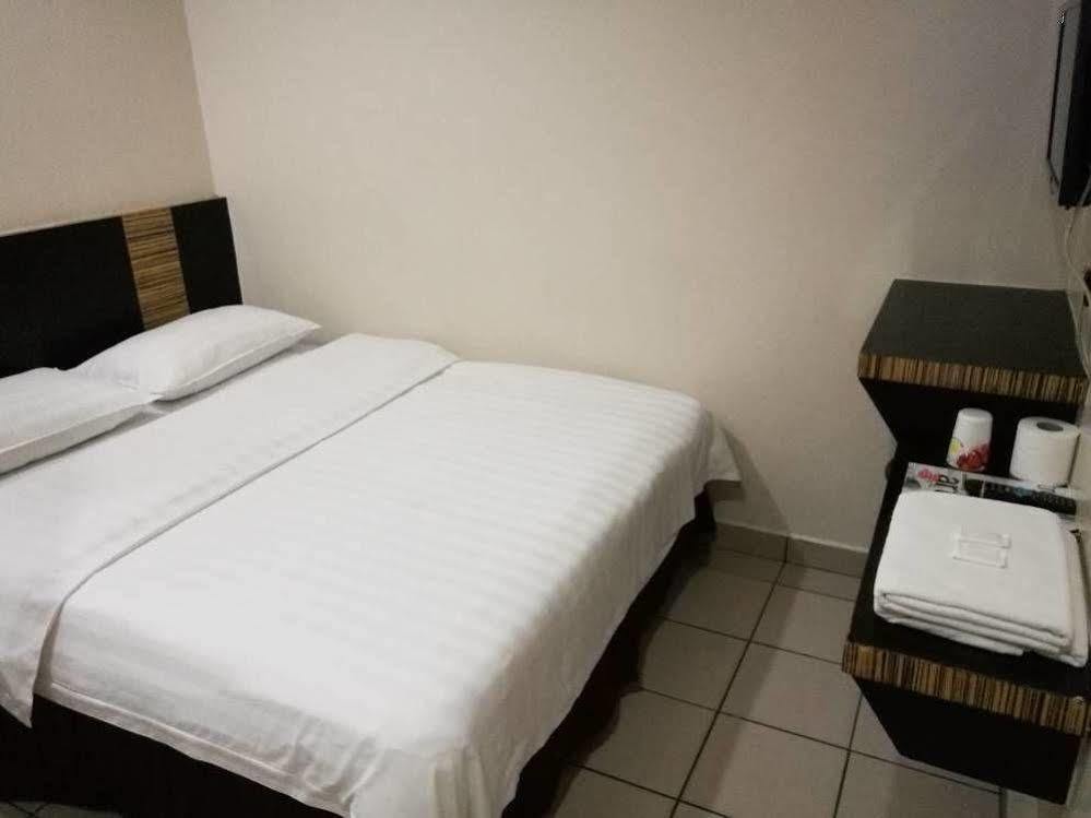 Hotel Traveller Kota Kinabalu Exterior photo